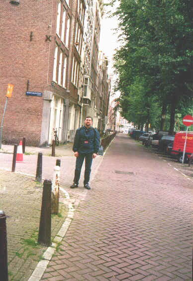 Strada di Amsterdam.jpg (69977 byte)
