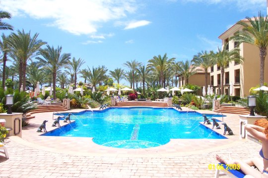 piscina1.jpg (59742 byte)