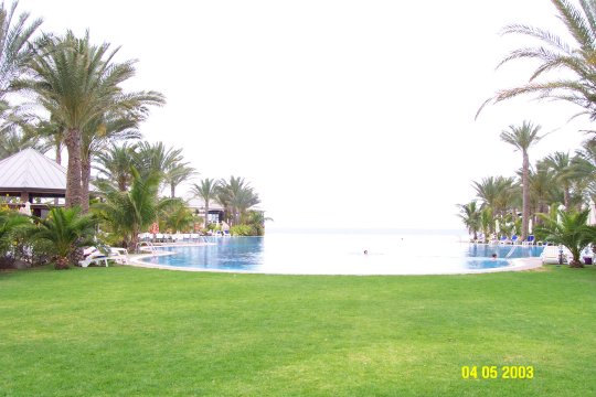 piscina2_giorno.jpg (41578 byte)