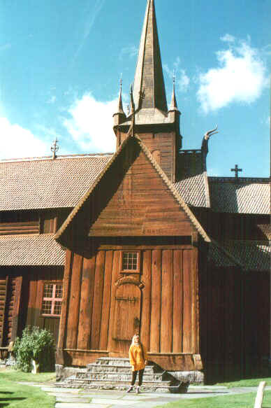 Stavkirkeaperta.jpg (57401 byte)