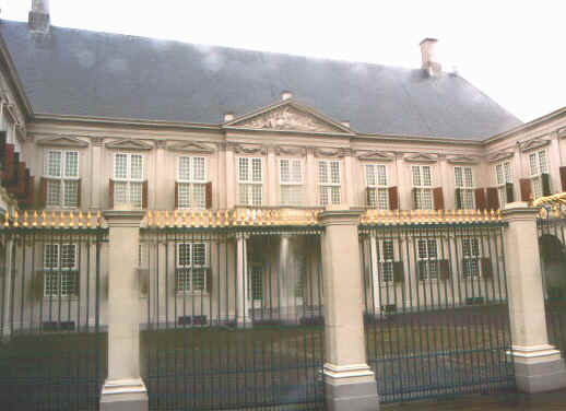 PalazzorealeAja.jpg (50654 byte)