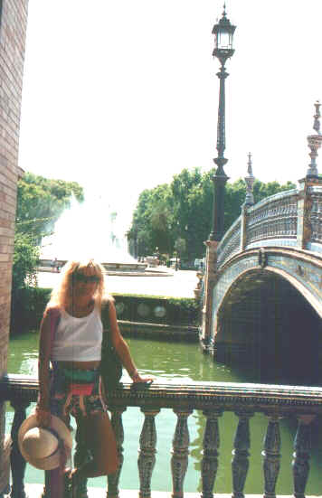 Sivigliaplazaespana2.jpg (49221 byte)