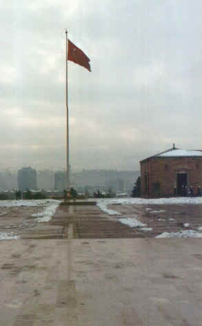 mausoleo.jpg (33004 byte)